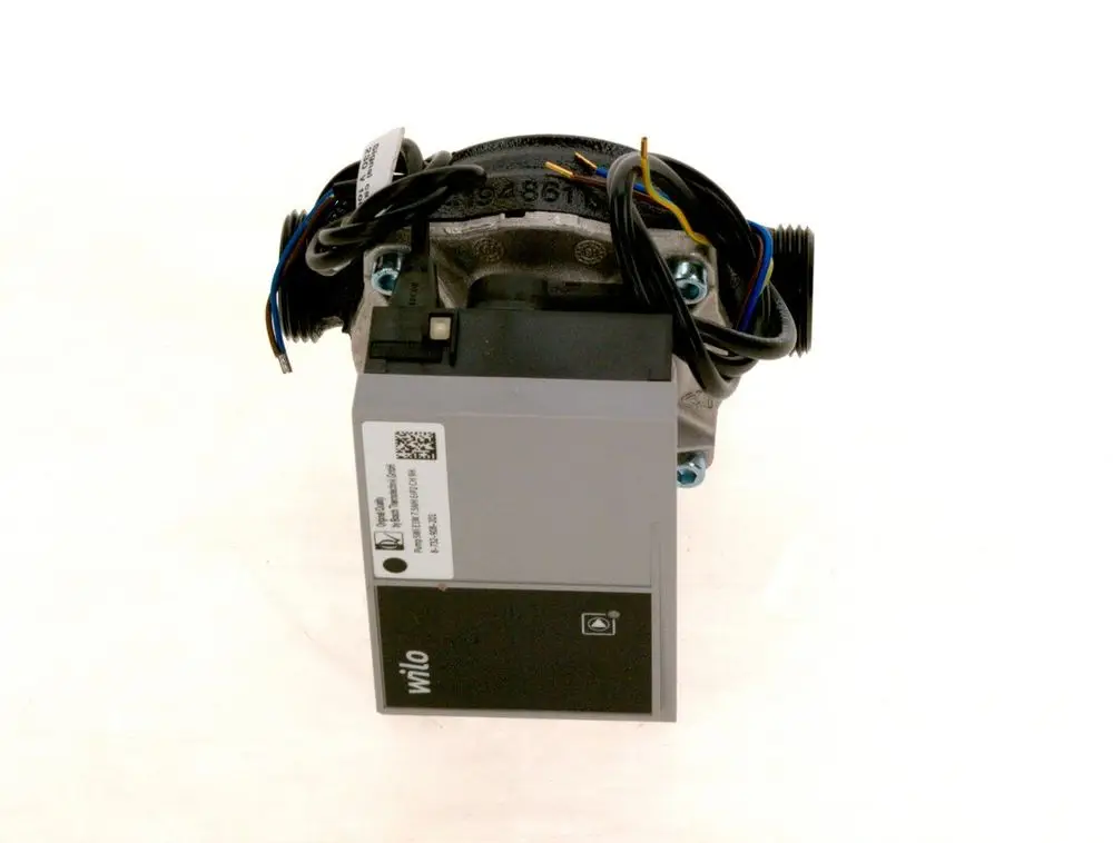 Pumpe von Bosch mit elektrischer Steuerung, Kabeln und Anschlussmöglichkeiten, montiert auf einem quadratischen Gehäuse.